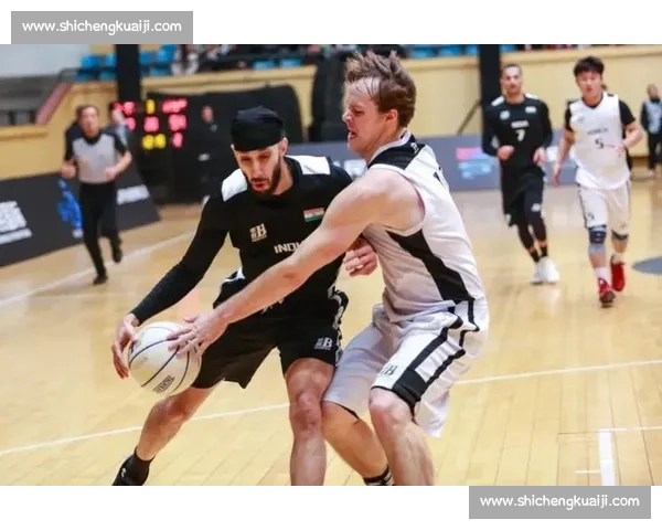 老鹰队与灰熊队激战正酣 谁能在季后赛争夺中占得先机